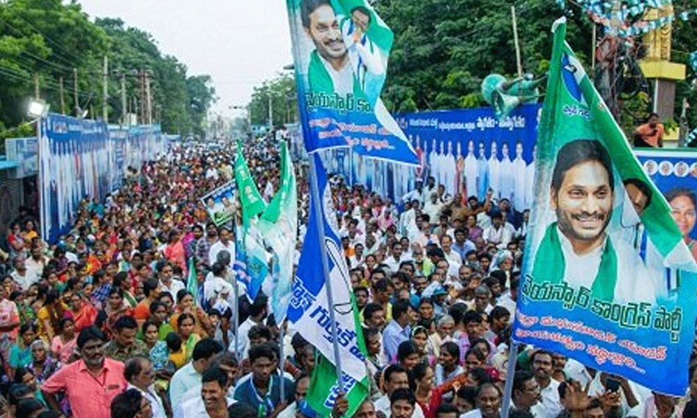 బెజవాడలో వైసీపీ థర్డ్ ప్లేస్ లోకా ?