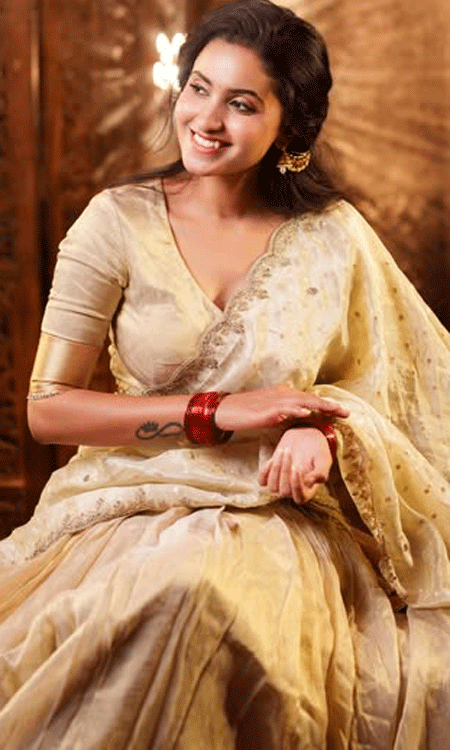 Deepika Pilli Stuns in a Traditional Cream and Gold Silk Lehenga Voni