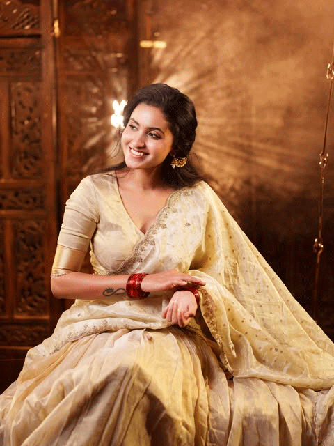 Deepika Pilli Stuns in a Traditional Cream and Gold Silk Lehenga Voni