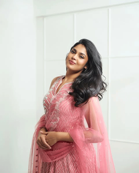 Faria Abdullah Looks Ethereal in a Light Pink Embroidered Kurti