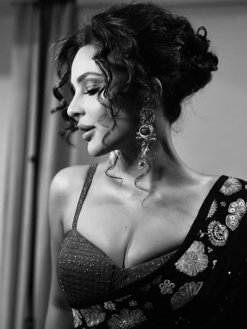 Seerat Kapoor Exudes Vintage Glamour in a Stunning Black Saree