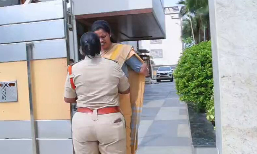 చంపేస్తారా నన్ను..? ఎస్ఐతో విడదల రజిని వాగ్వాదం.. కిందపడిపోయిన మాజీ మంత్రి