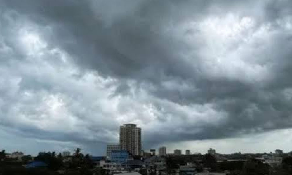 దూసుకొస్తున్న భారీ తుఫాన్...ఉత్తరాంధ్ర కు పెను గండం