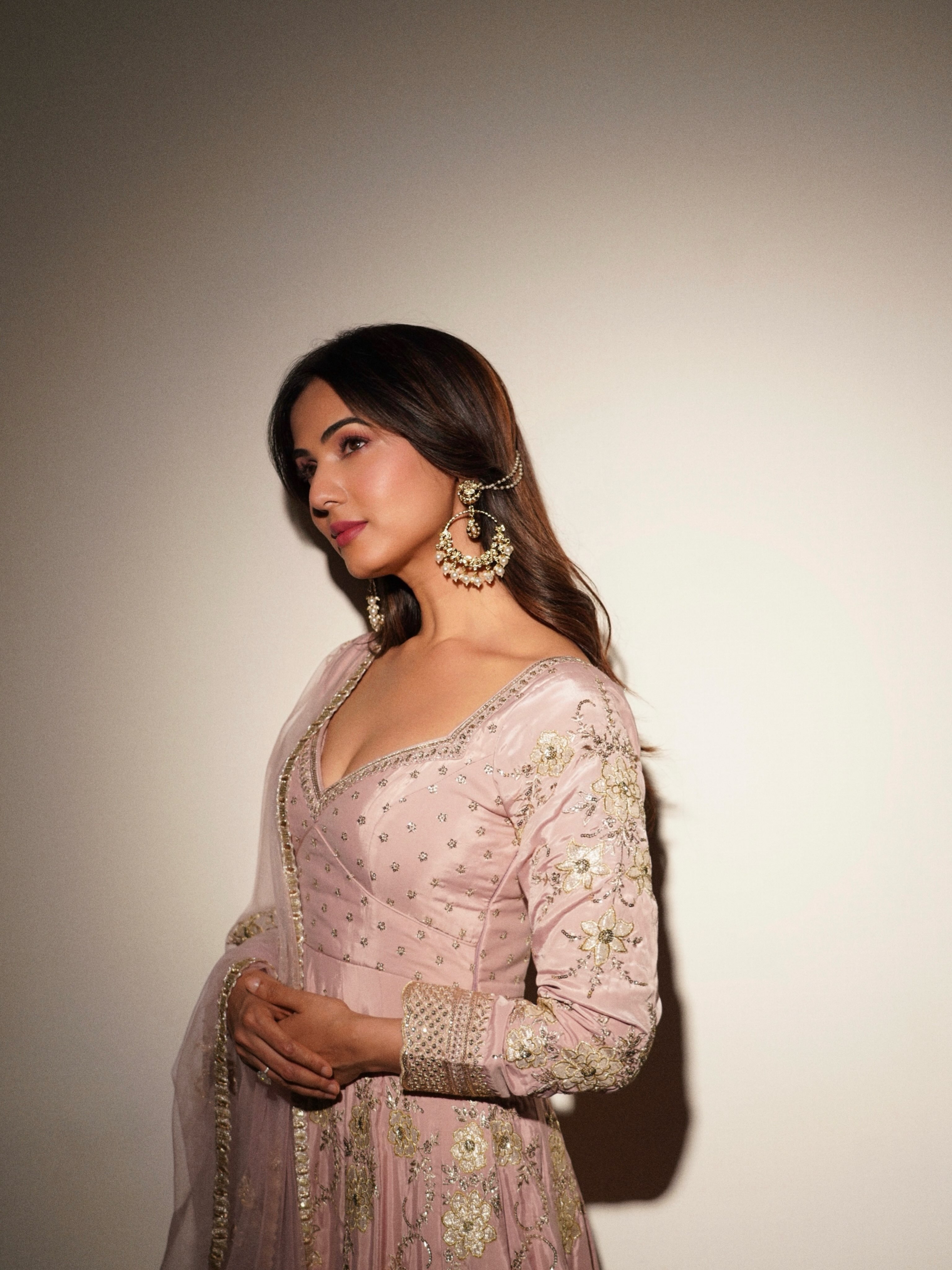 Sonal Chauhans Pink Ethnic Look Exudes Grace and Glamour