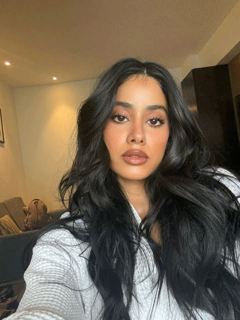 Janhvi Kapoor Flaunts Her Natural Glow in Effortless Glam Look