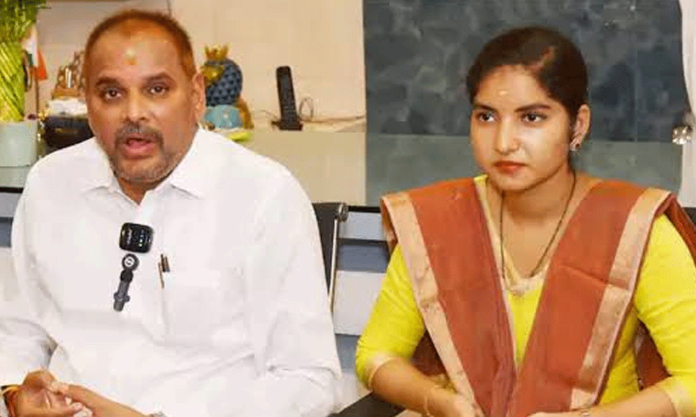 చిన్న శ్రీను కూతురు కులం మీద వివాదం...వైసీపీ లాజిక్ పాయింట్ !