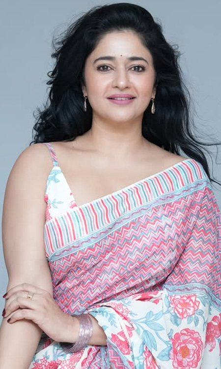 Poonam Bajwa Looks Elegant in a Pink and White Printed Saree