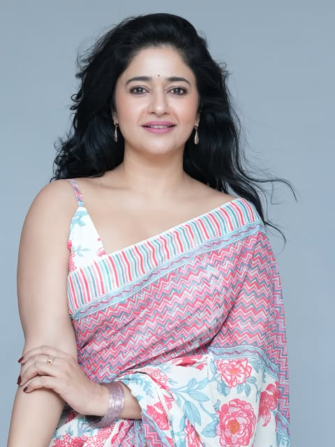 Poonam Bajwa Looks Elegant in a Pink and White Printed Saree