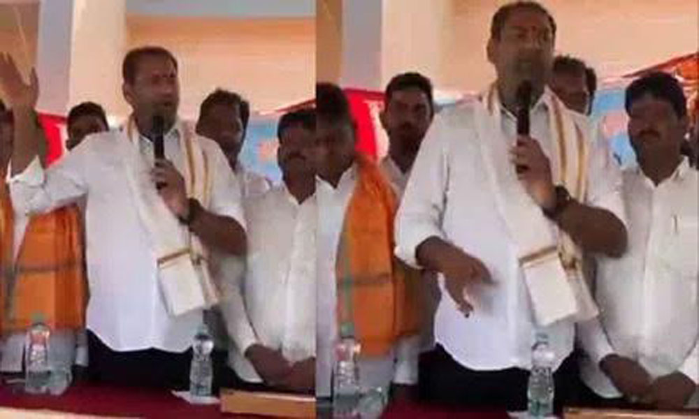 తెలంగాణలో ట్రైయిన్ రివర్స్.. నిధుల కోసం కాంగ్రెస్ ఎమ్మెల్యే ఆమరణ దీక్ష తెలంగాణలో ట్రైయిన్ రివర్స్.. నిధుల కోసం కాంగ్రెస్ ఎమ్మెల్యే ఆమరణ దీక్ష