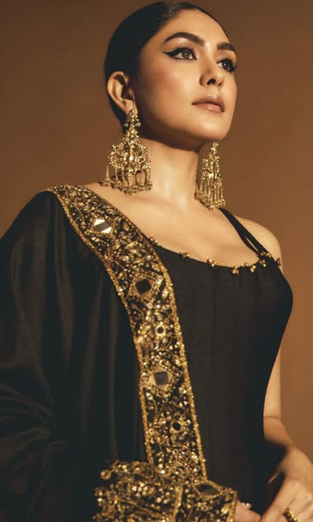 Mrunal Thakurs Royal Festive Look