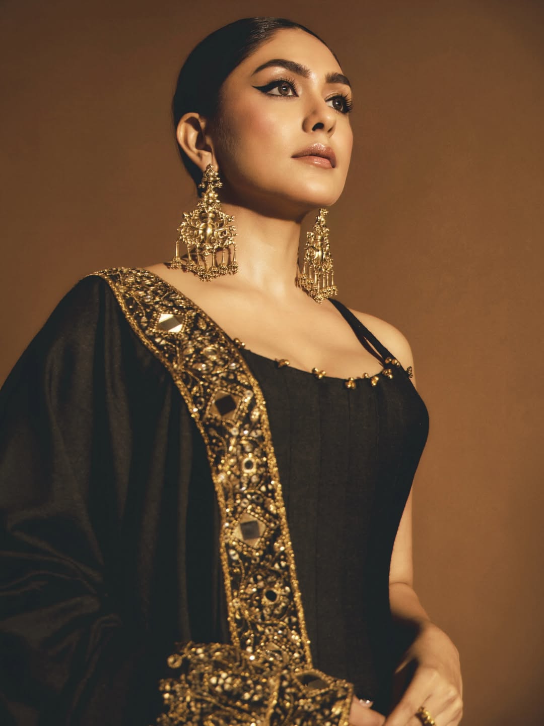 Mrunal Thakurs Royal Festive Look