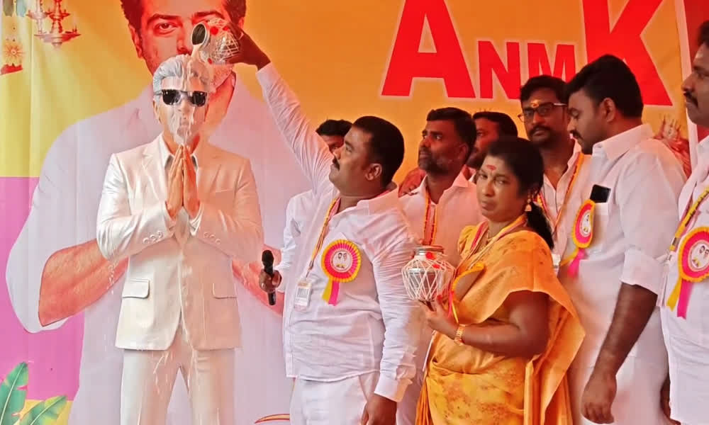 అజిత్ విగ్రహం వెలిసింది..రాజకీయాల్లోకి రావాల్సిందేనా ?