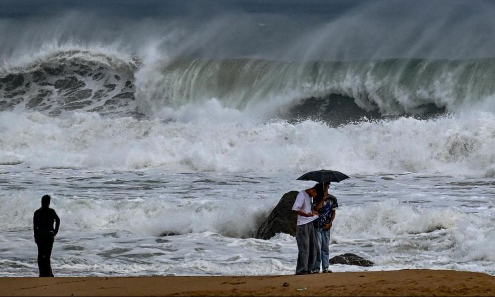 తుఫాన్ల దెబ్బకు అతలాకుతలం.. ఏపీకి మరో ముప్పుగా అర్నబ్!