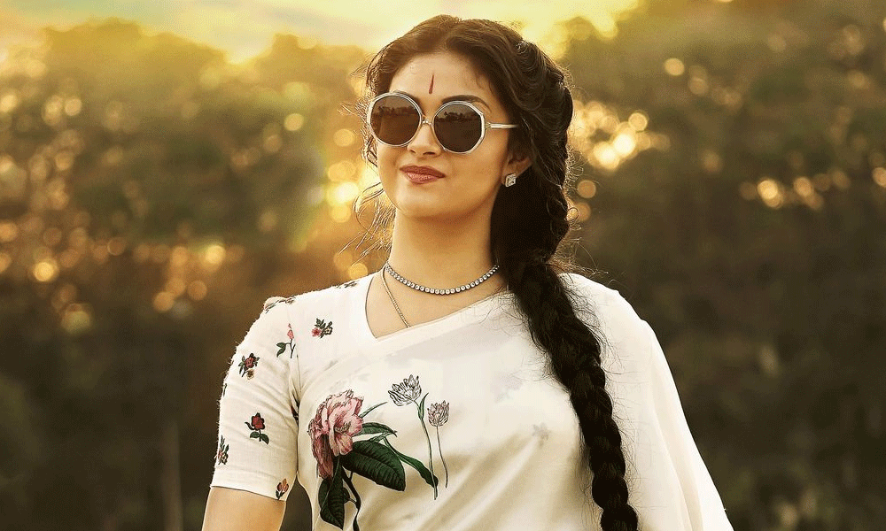 అరుంధతి, మహానటి సినిమాలు హిట్టే.. కానీ హీరోయిన్ల కెరీర్‌లో ఆ కష్టాలేంటి?