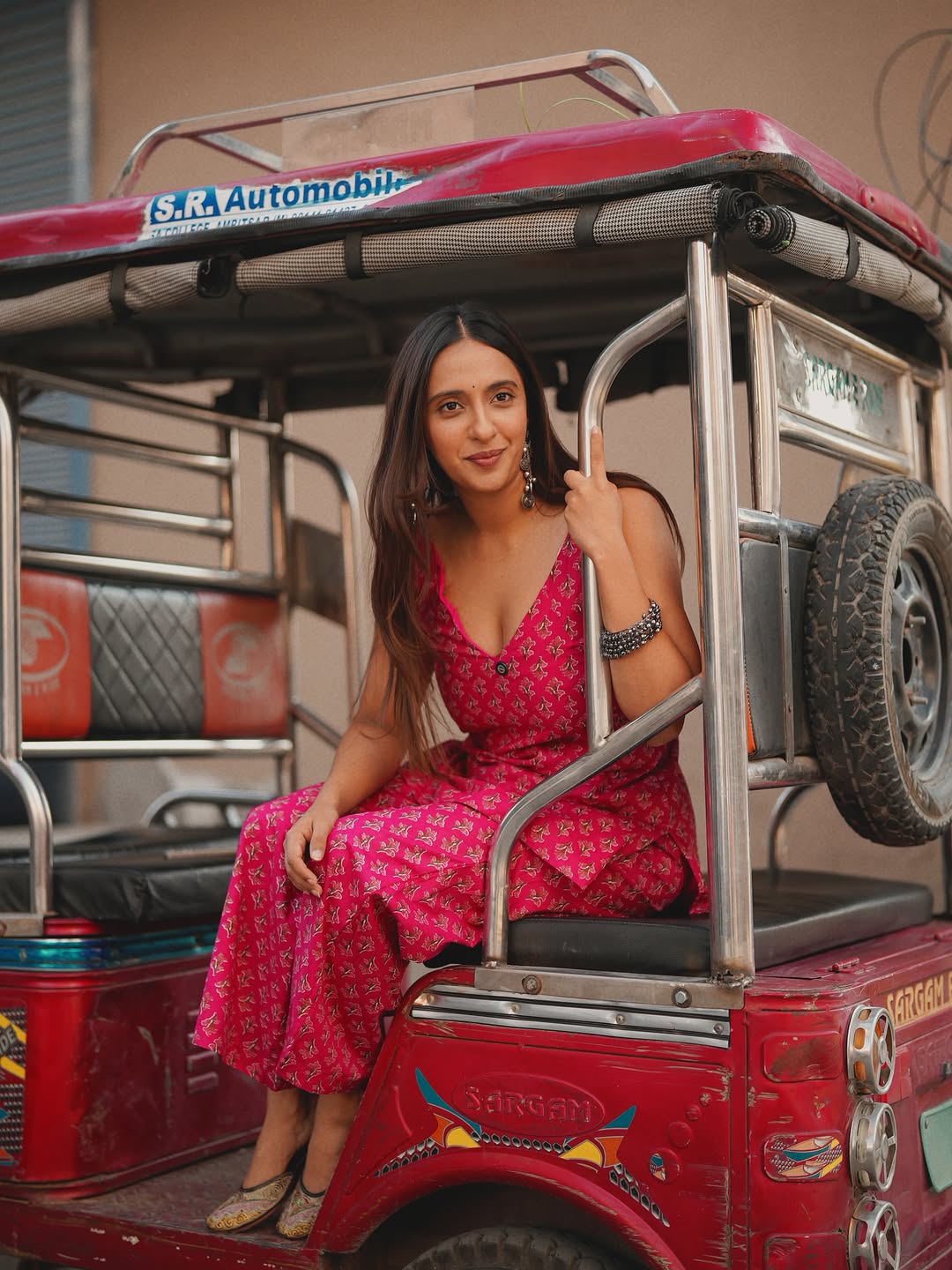 Akansha Ranjan’s Casual Auto-Rickshaw Photos Capture Her Playful Side