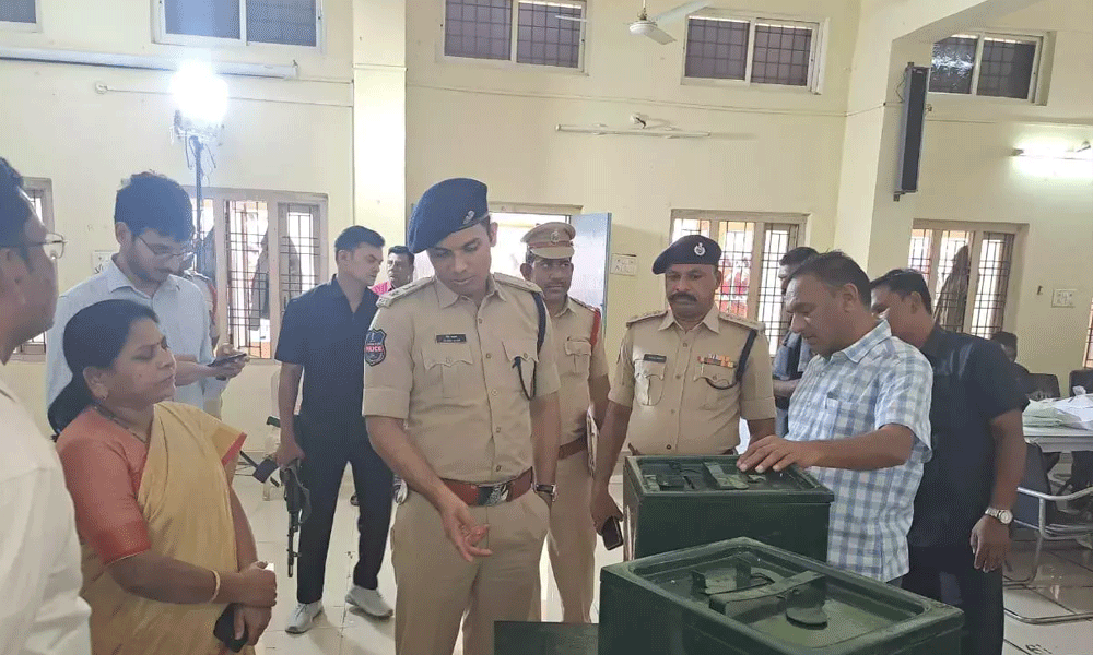 పోలింగ్ కి అంతా  రెడీ....పోలీసుల వలయంలోనే !