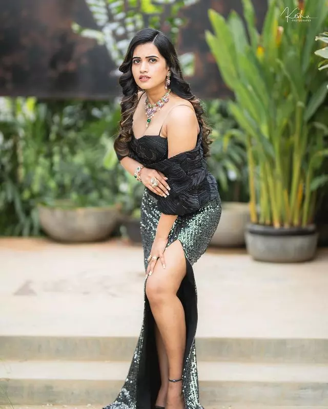 Sravanthi Chokarapu Looks Ravishing In Stylish Black Outfit! Sravanthi Chokarapu Looks Ravishing In Stylish Black Outfit!