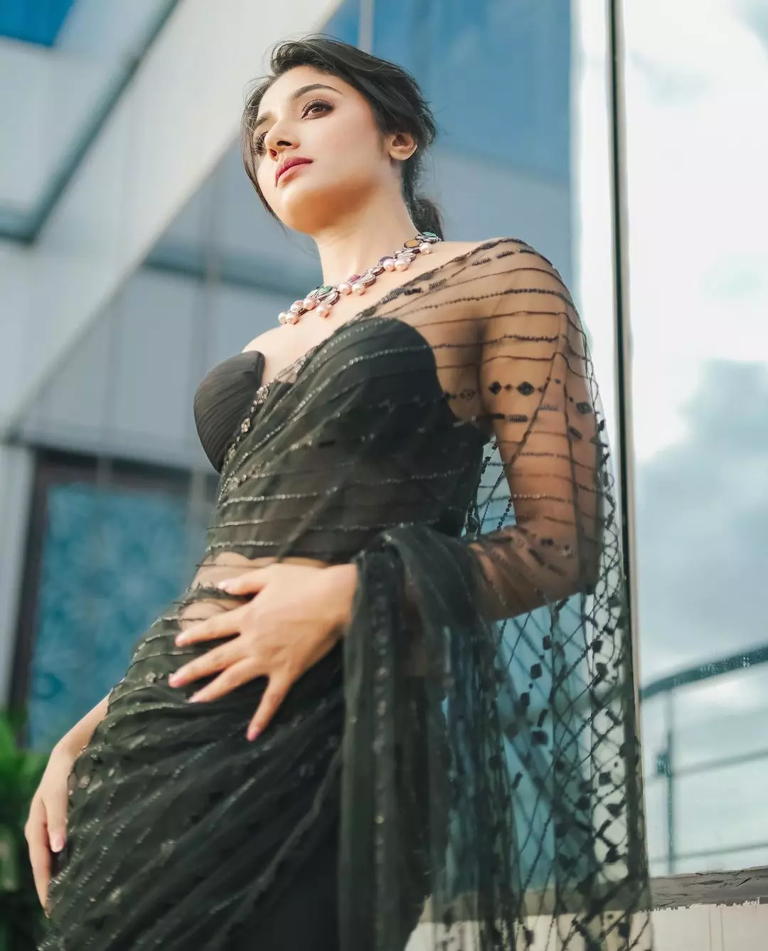 Mirnaa Menon Stunning Saree Mirnaa Menon Stunning Saree