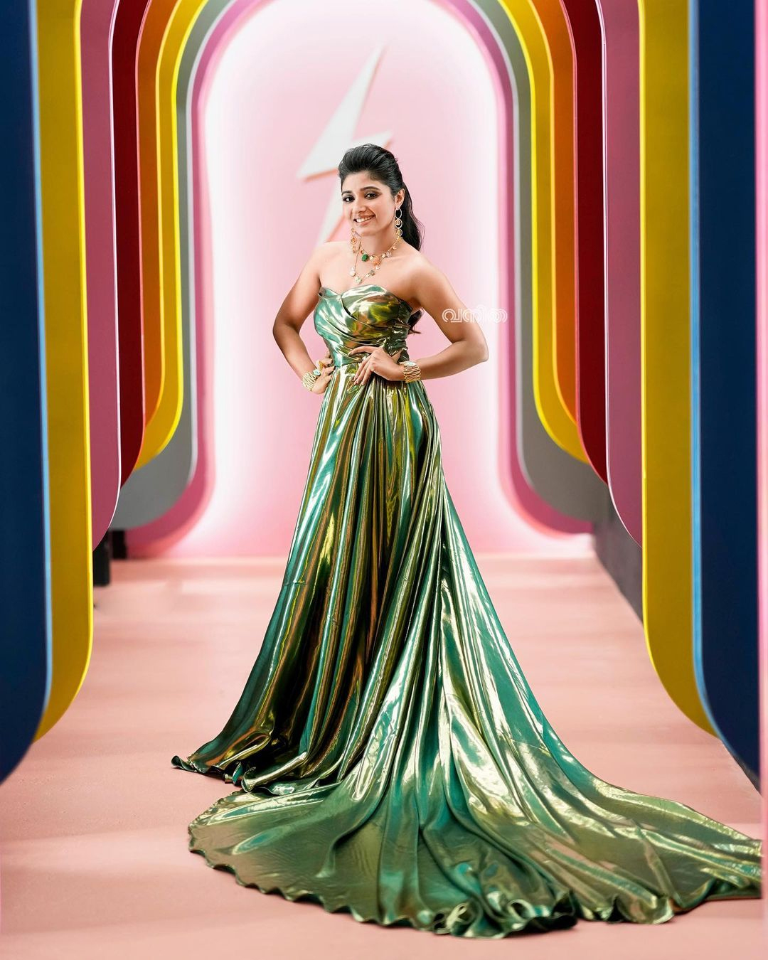 Mirnaa Menon Stunning Saree Mirnaa Menon Stunning Saree