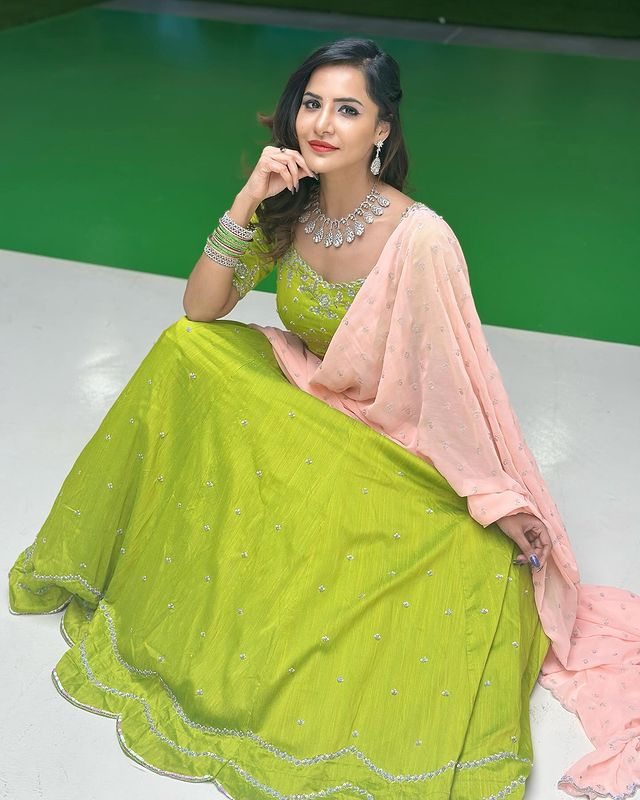 Ashu Reddy Mesmerizes in a Radiant Orange Glow Ashu Reddy Mesmerizes in a Radiant Orange Glow