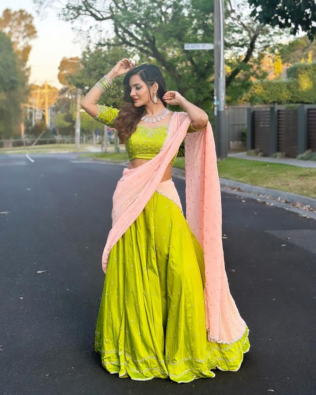 Ashu Reddy Mesmerizes in a Radiant Orange Glow Ashu Reddy Mesmerizes in a Radiant Orange Glow