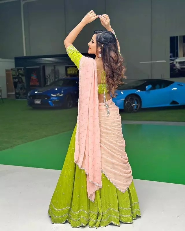 Ashu Reddy Mesmerizes in a Radiant Orange Glow Ashu Reddy Mesmerizes in a Radiant Orange Glow