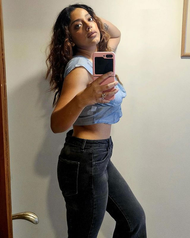 Sharnamli in Devin Shirt