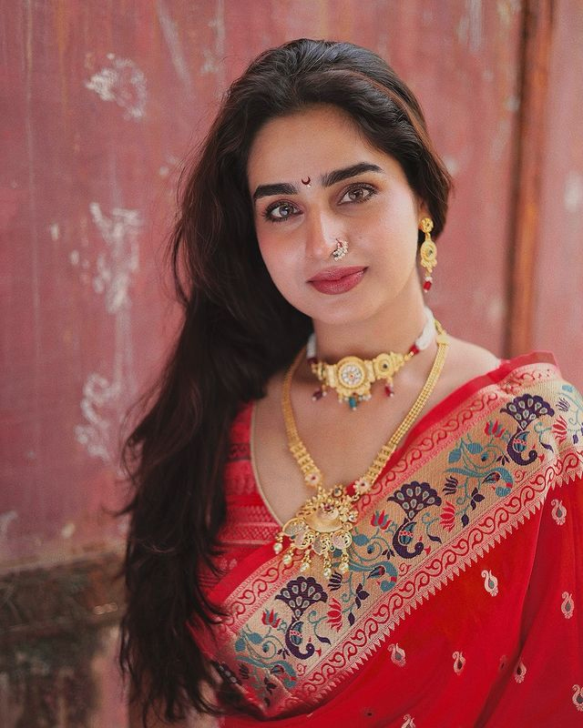 Ayesha Khan Looks Incredible in This Garment Ayesha Khan Looks Incredible in This Garment