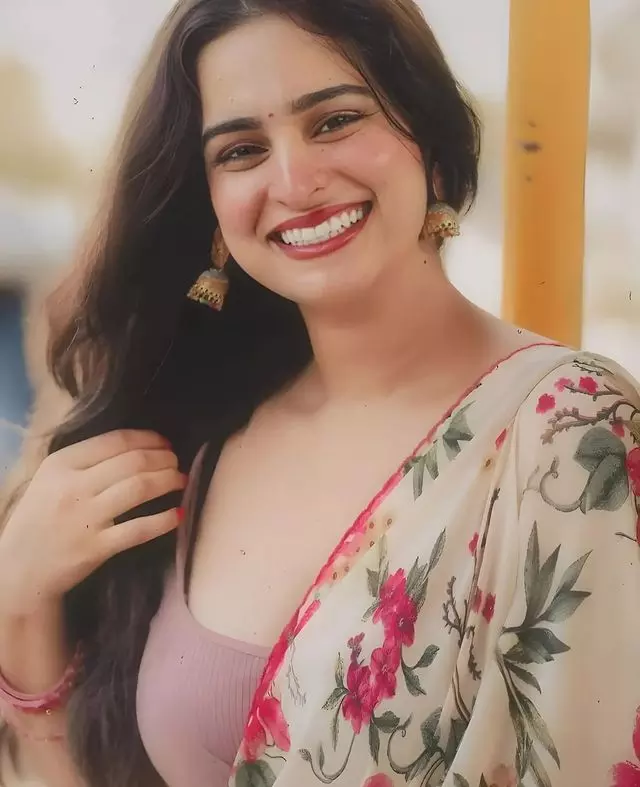 Ayesha Khan Looks Incredible in This Garment Ayesha Khan Looks Incredible in This Garment