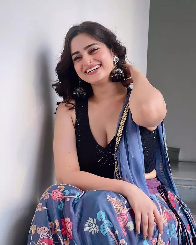 Ayesha Khan Looks Incredible in This Garment Ayesha Khan Looks Incredible in This Garment