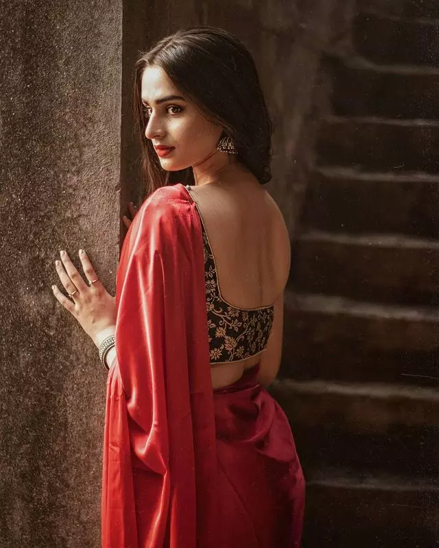 Ayesha Khan Looks Incredible in This Garment Ayesha Khan Looks Incredible in This Garment