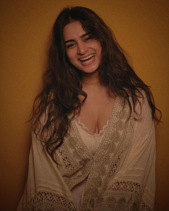 Ayesha Khan Looks Incredible in This Garment Ayesha Khan Looks Incredible in This Garment