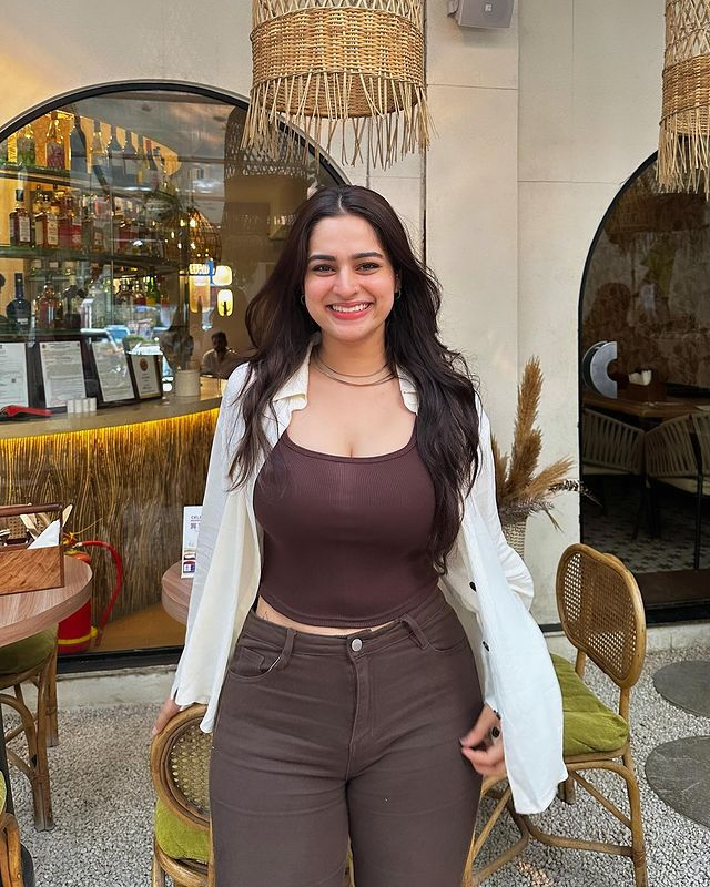 Ayesha Khan Looks Incredible in This Garment Ayesha Khan Looks Incredible in This Garment