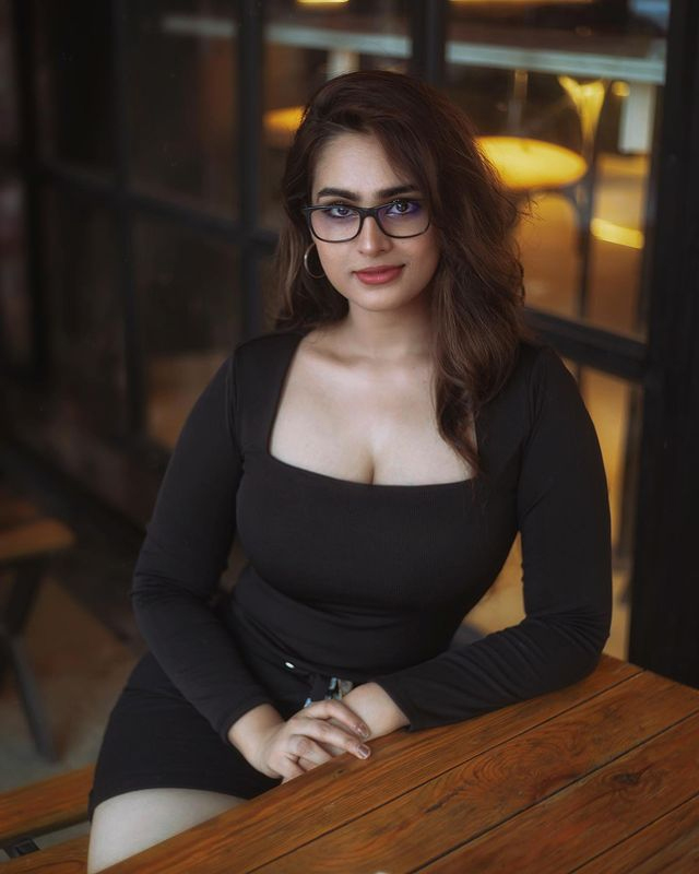 Ayesha Khan Looks Incredible in This Garment Ayesha Khan Looks Incredible in This Garment