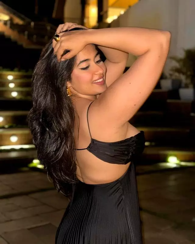 Nikita Sharma Shows Off Her Style in This Dress