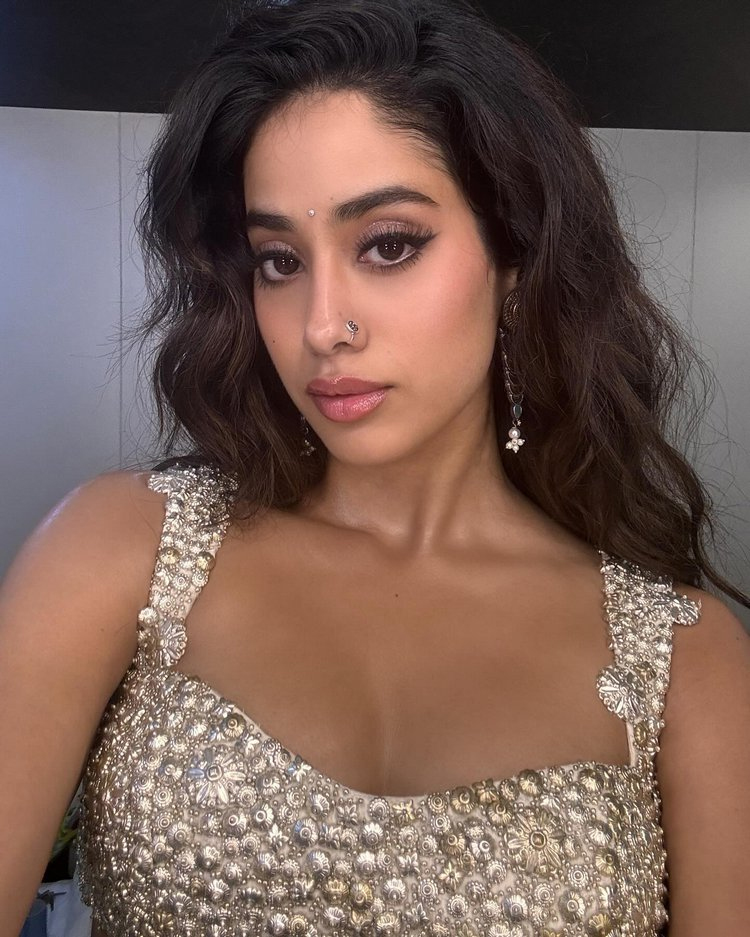 Janhvi Kapoors Glamorous Throwback Snaps Janhvi Kapoors Glamorous Throwback Snaps