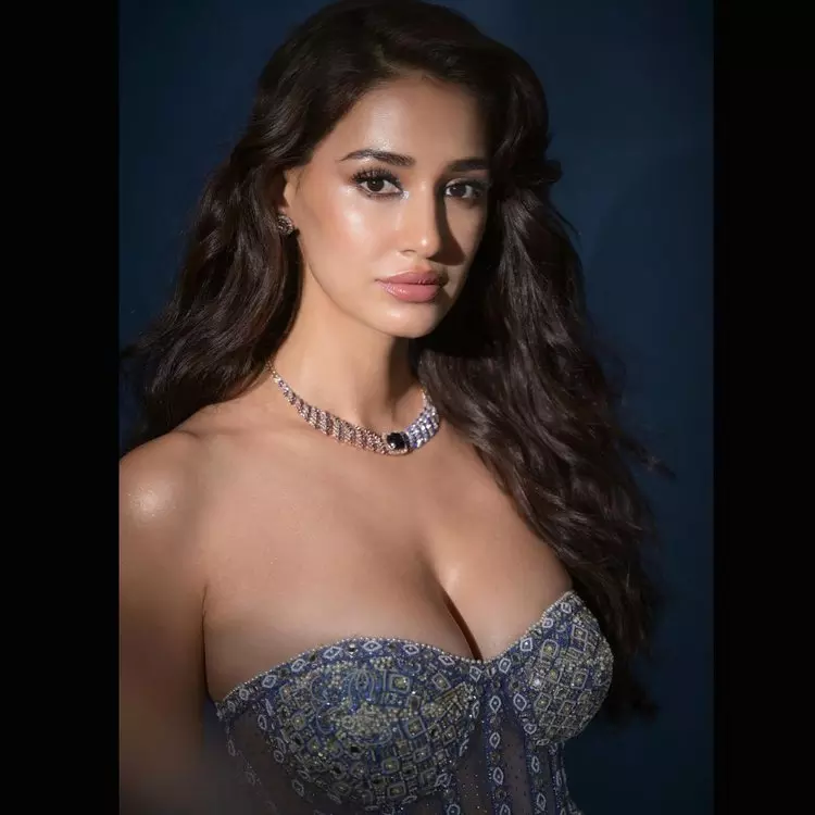Disha Patani Makes This Look Pop Disha Patani Makes This Look Pop
