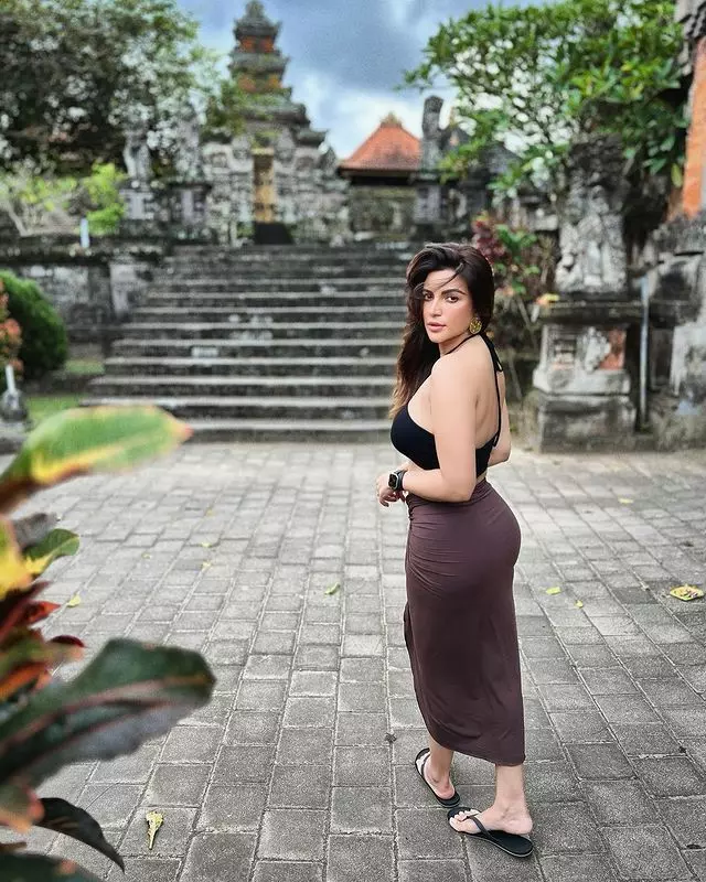 Shama Sikander Delivers a Fashion Triumph in This Dress Shama Sikander Delivers a Fashion Triumph in This Dress