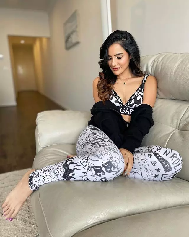 Ashu Reddy Mesmerizes in This Attire Ashu Reddy Mesmerizes in This Attire