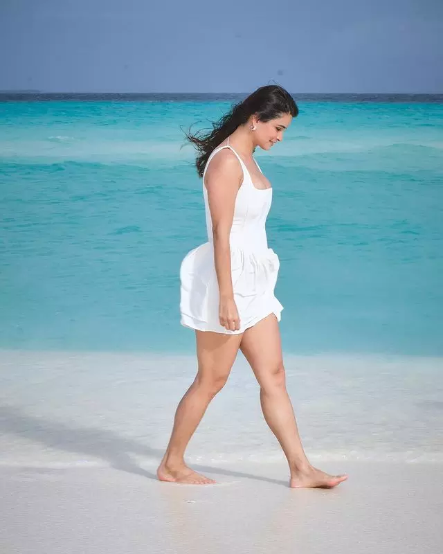 Chetna Pandeys Sun-Kissed Elegance at Beach Chetna Pandeys Sun-Kissed Elegance at Beach