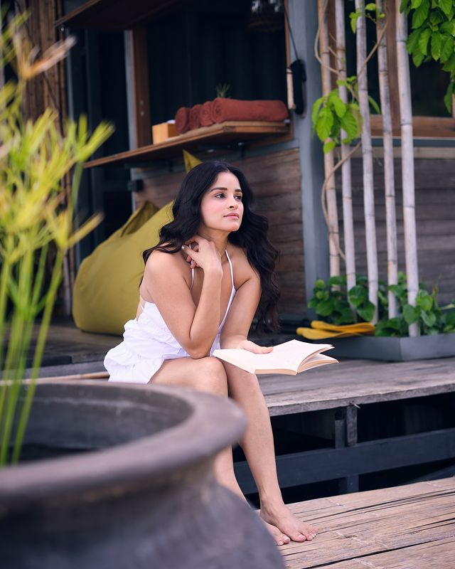 Chetna Pandeys Sun-Kissed Elegance at Beach Chetna Pandeys Sun-Kissed Elegance at Beach