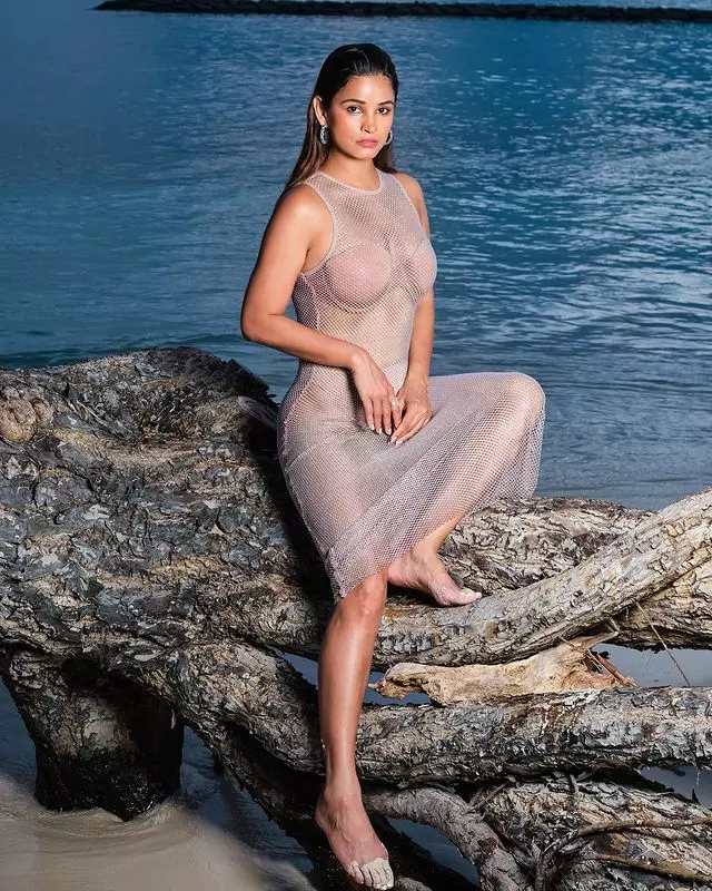 Chetna Pandeys Sun-Kissed Elegance at Beach Chetna Pandeys Sun-Kissed Elegance at Beach