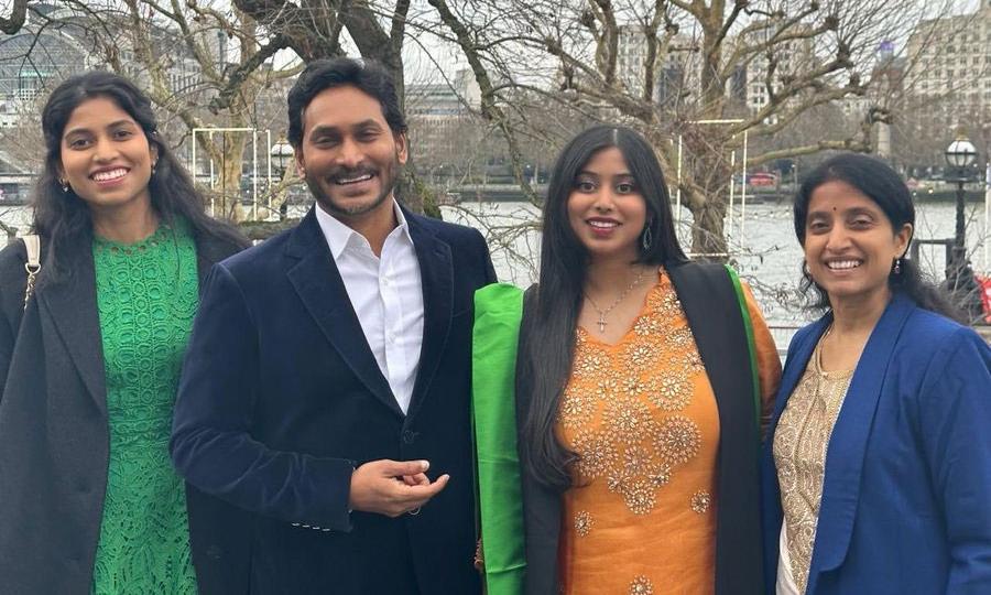 కుమార్తె విషయంలో జగన్ భావోద్వేగం... వైరల్ పిక్! | Ys Jagan Daughter ...