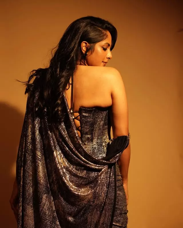 Sriya Reddys Graceful Look at JFW Awards 2025