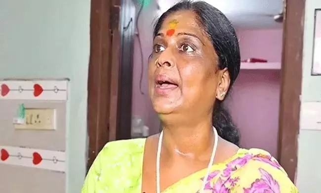 పూట గడవని స్థితిలో పాకీజా... బాబు, పవన్  సాయం కోసం ఏపీకి!