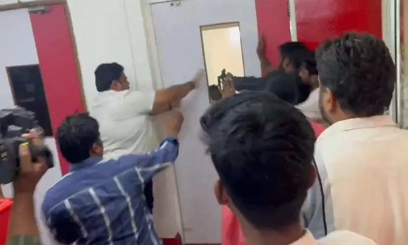 మహా టీవీ ఆఫీస్‌పై బీఆర్ఎస్ కార్యకర్తల దాడి: ఆస్తుల ధ్వంసం, ఉద్రిక్తత