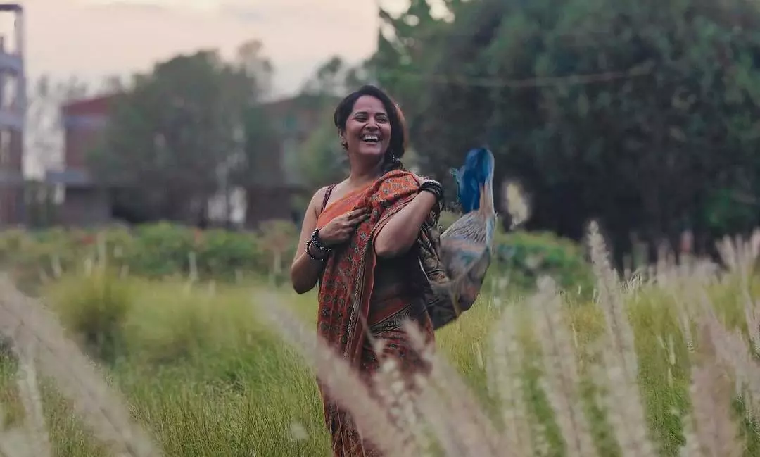 ప్రకృతి మధ్య అనసూయ న్యాచురల్ లుక్స్.. సో బ్యూటీఫుల్