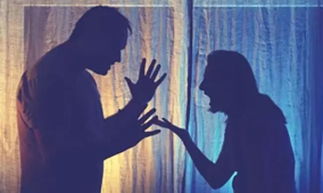 కళ్లల్లో కారం కొట్టి, మెడమీద కాలు పెట్టి..  భర్తను కడతేర్చిన భార్య!