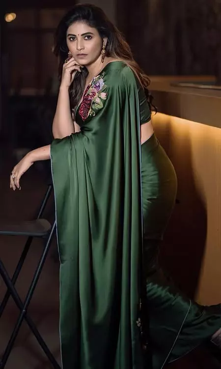 Anjali In Green Saree Makes You Fall in Love