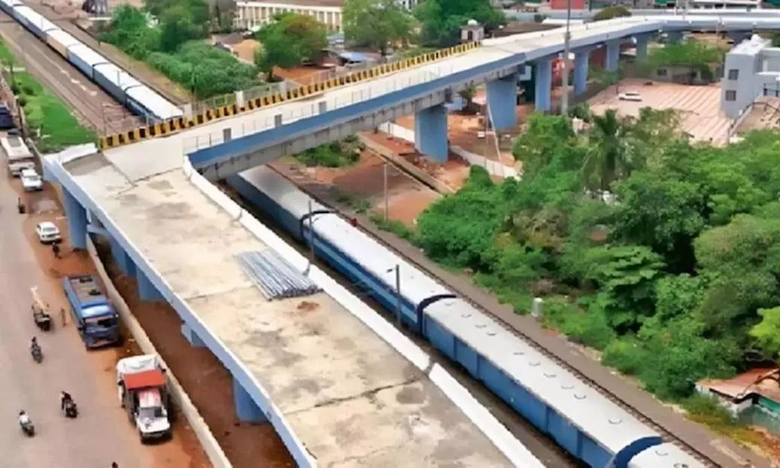 90 డిగ్రీల వంతెనపై యాక్షన్... ఎవరు నాయనా ఆ ఏడుగురు? 90 డిగ్రీల వంతెనపై యాక్షన్... ఎవరు నాయనా ఆ ఏడుగురు?